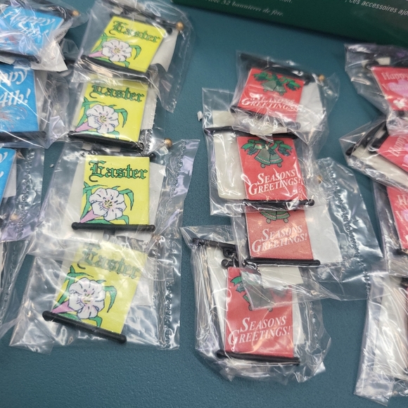 2003 Department 56 Village Accessories Seasonal Lampposts Banner Flags Only! - Picture 8 of 12